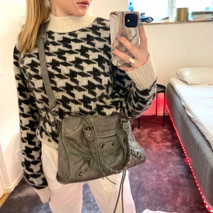 Stickad mönstrad tröja  - Säljer min super mysiga stickade tröja som jag köpte från hm för ett tag sedan🥰 den är helt slutsåld