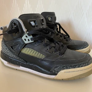 Jordans - Svarta skor från Air Jordan. Kontakta via meddelande vid frågor. Kolla in profilen för fler jordans och andra plagg