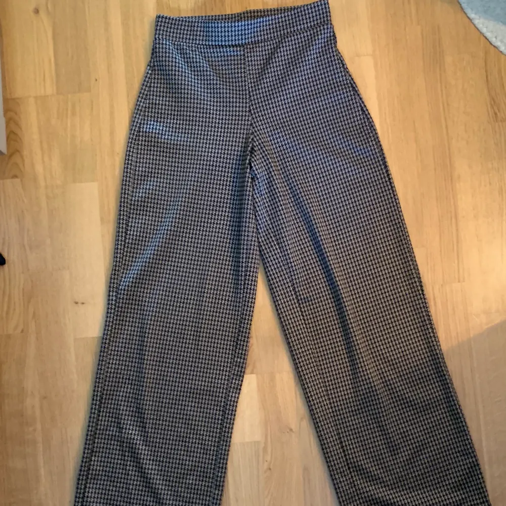 Brun-svart-rutiga vida byxor. Perfekt längd på mig som är 168cm:). Jeans & Byxor.