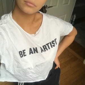 T-shirt med tryck - Snygg t-shirt med tryck på ryggen som själv croppat hemma.