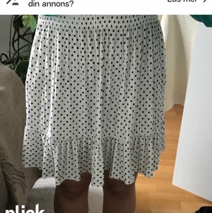 Zara kjol! - KJOLEN ÄR INTE SÅLD. (Den rosa klänningen är såld!!! Återanvänder denna annons) Säljer en as fin kjol från zara som är slutsåld överallt! Säljer vid bra bud, just nu är budet på 170kr. Budgivning avslutas 27 maj:) buda privat:) det står str M på lappen men den har elastisk resår så den passar även S och L:)