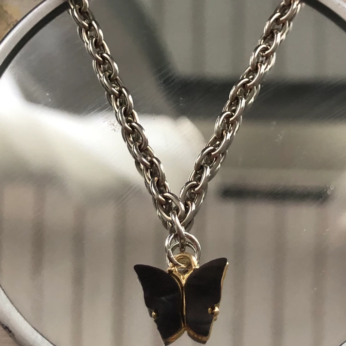 Svart fjärils halsband 