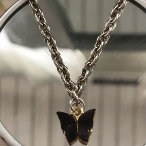 Svart fjärils halsband  - Snabb leverans! Kom privat för mer!