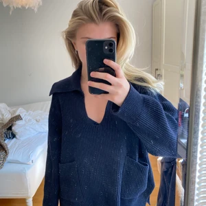 Stickad oversize tröja - Säljer denna super fina stickade tröja, super fin att dra över en vit T-shirt eller bara att ha som på bilden. Knappt använd och mycket fint skick! Den är i strl M men passar nästan alla storlekar beroende på hur man vill att den ska sitta❤️