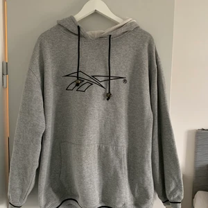 Reebok Hoddie - Säljer min gråa Reebok Hoddie strl L :)