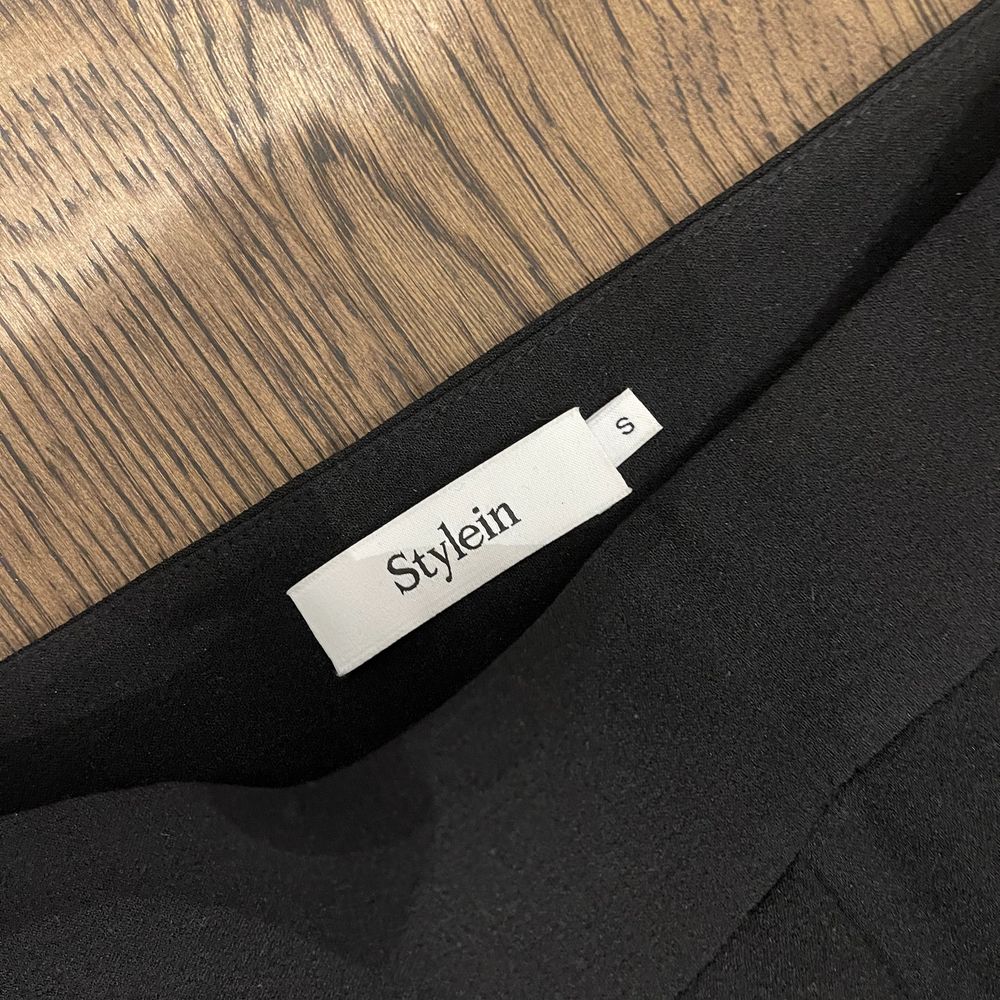 Kostymbyxa från Stylein, storlek S. Slits fram på byxan. Helt oanvända och hur fina som helst men måste sälja eftersom de är för små för mig... . Jeans & Byxor.