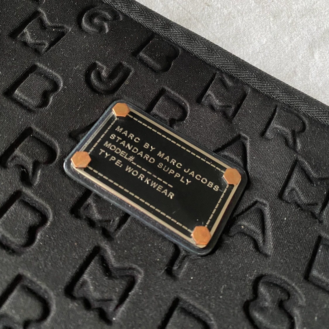 Marc Jacobs datorfodral  - 90