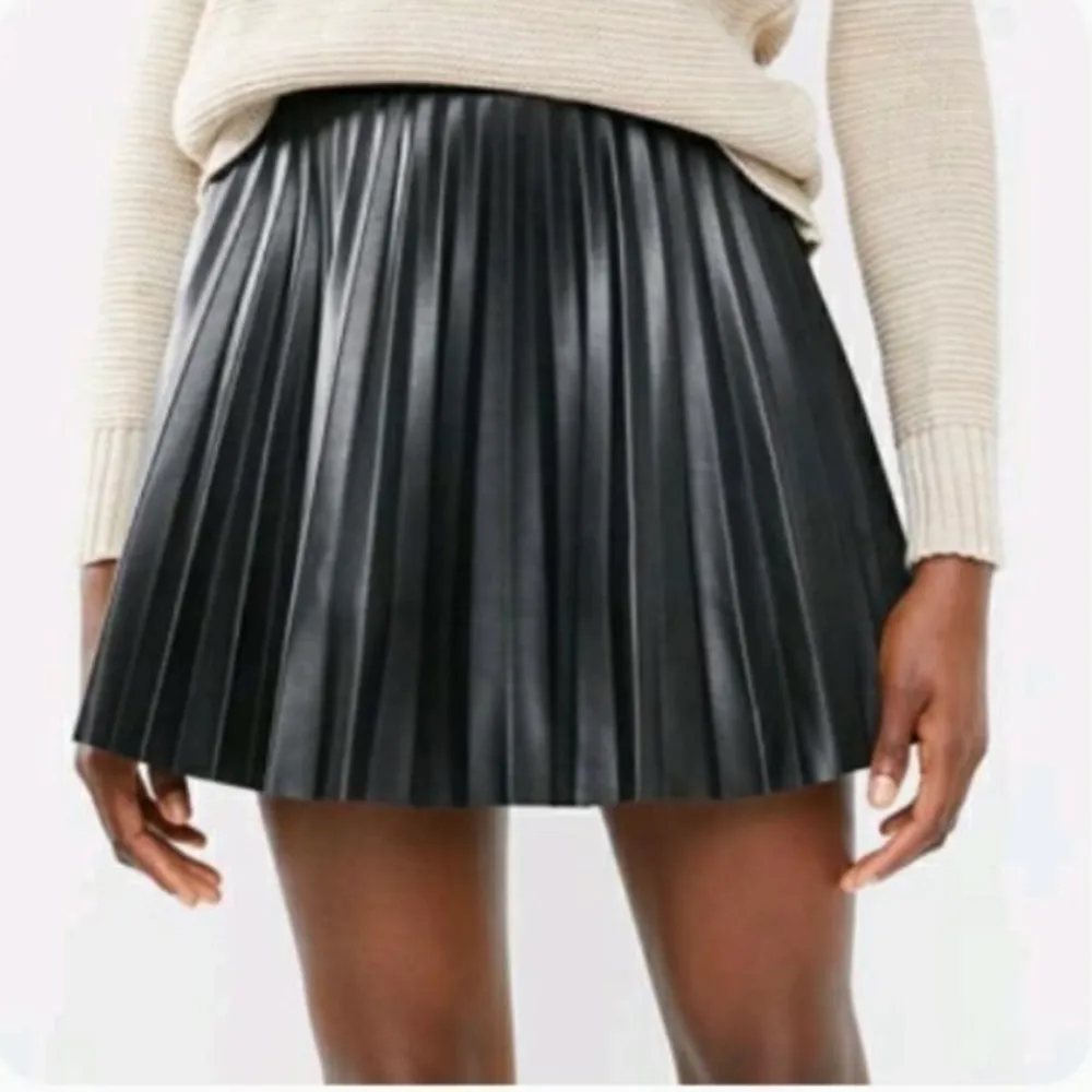 Säljer denna jättefina kjol i läderimitation från Zara. Köparen står för frakt. Hör av dig för fler bilder eller frågor. . Kjolar.