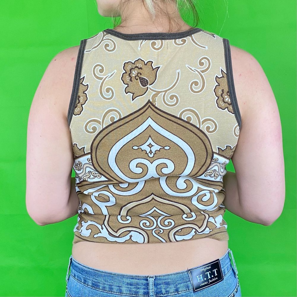 En tank top från Vera Moda i storlek M. I fint skick, lite urtvättad. Skulle säga skicket är 9/10 då det syns knappt. Spårbar frakt på 66kr är inräknad i priset. Tar Swish men även SafePay Mått: Axeln och ner 51cm. Byst bredd 37cm. Säljer en likadan fast i rosa, i storlek L! . Toppar.