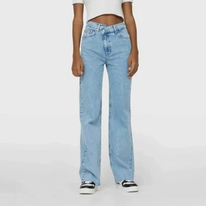 Jeans med osymmetrisk kant - 38 - Supersnygga jeans med osymmetrisk kant upptill. Storlek 38. Helt oanvända, alla lappar finns kvar. Säljer då jag köpte fel storlek. Bud på 320 💜