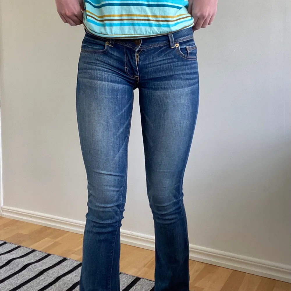 Fina lågmidjade bootcut jeans från American Eagle i bra skick! Amerikansk storlek ”00 long” = extra långa xs, passar bra på mig som är 174 cm lång. Köparen står för eventuell frakt. Jeans & Byxor.