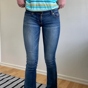 American Eagle lågmidjade bootcut jeans - Fina lågmidjade bootcut jeans från American Eagle i bra skick! Amerikansk storlek ”00 long” = extra långa xs, passar bra på mig som är 174 cm lång. Köparen står för eventuell frakt