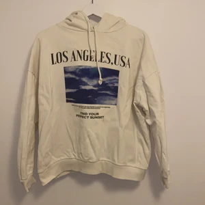 Hoodie  - Super cool hoodie från pull&bear.  Priset kan diskuteras vid intresse. Önskas fler bilder, kontakta mig💕