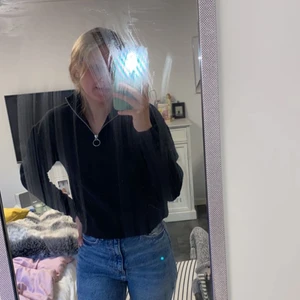 Sweatshirt från pull&bear - En jättehärlig sweatshirt med dragkedja från pull&bear!