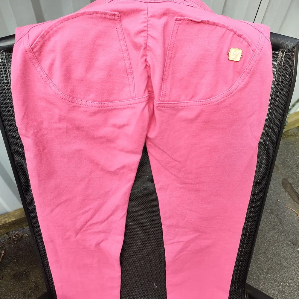 Ett par fina Freddy byxor..färg rosa.. storlek S..tog kort ute tänkte att färgen syndens bättre då lite svårt med färger på kort.... låg midja o smala..full längd på benen... Jeans & Byxor.