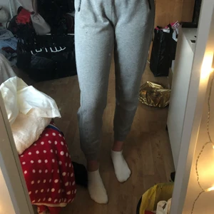 Gråa mjukis - Ett par gråa mjukisbyxor, jätte bekväma och fina. 