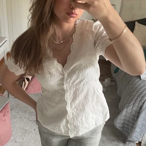 Blus  - Säljer denna otroligt söta vita blus ifrån mango. Jättefin! Skriv om du har några frågor❤️