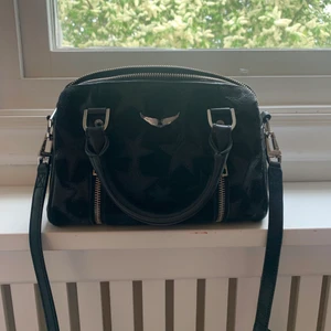 Zadig väska - Intresse koll på min älskade zadig Sunny bag💞 haft sen lite innan jul, använd en del men i bra skick. Några små slutningar som kommit naturligt av att jag bara har använt väskan💞 slutsåld, köpte för 4300kr skriv gärna antingen i kommentarerna eller provat till mig om ni skulle vara inresserade och hur mycket ni hade kunnat tänka er betala💞