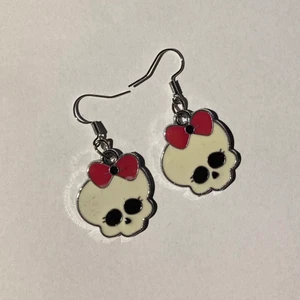 monster high dangling earings/ örhängen  - 25 mm bred, nästan aldrig använt 