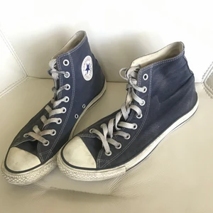 Converse All Star (41.5) - Väl användna Converse sneakers i blå / navy färg. Missfärgade sulor med visst slitage (se bild)