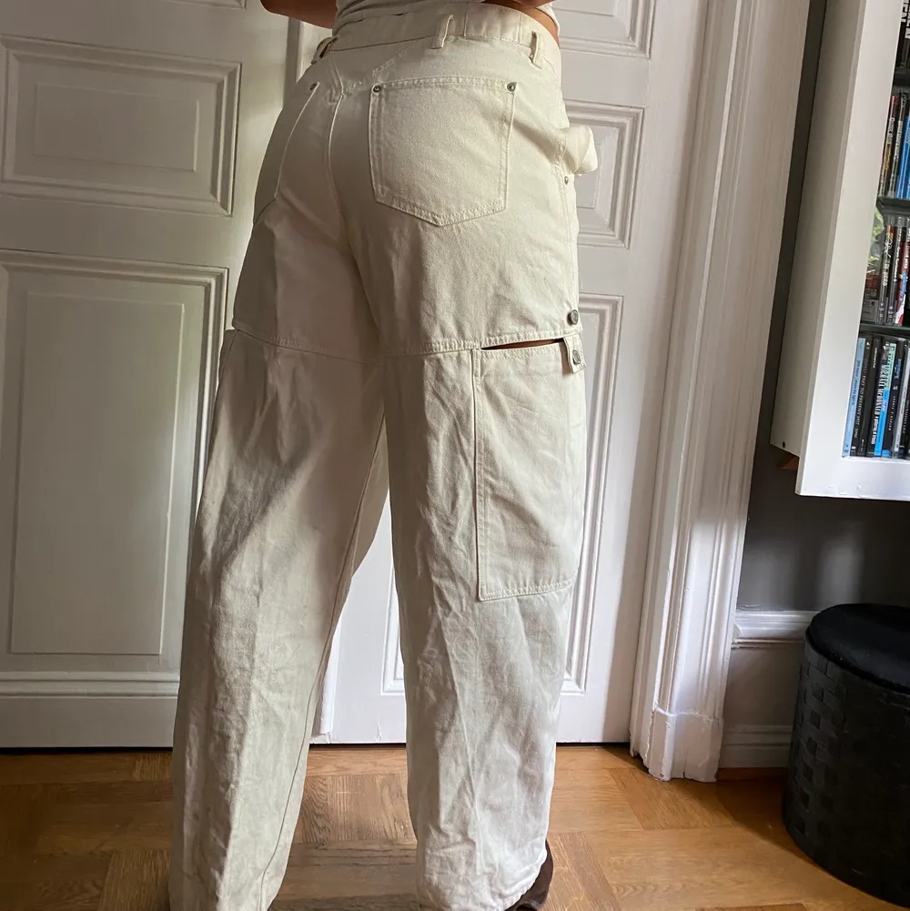 Ett par vita jeans som jag inte använder längre. . Jeans & Byxor.