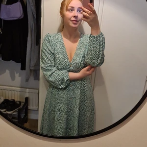 Långklänning - Säljer denna på grund av att den är för stor för mig... Stl M men sitter som en L. Jättefin till sommaren och nyskick men för stor för mig. Hoppas att någon annan finner användning för den!