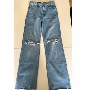 Zara Jeans - Säljer ett par snygga Zara jeans, helt nya, har tagit av prislappen men har dock aldrig använt dem. De är i modellen Full Length, jag är 179cm som referens. De är i storlek 38 men är ganska små i storleken. (Köparen står för frakten)