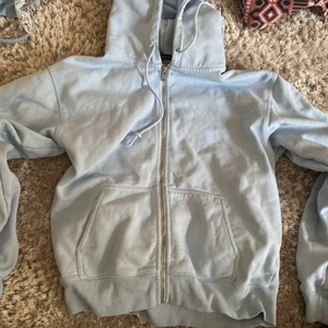 Kofta - Säljer den här jätte fina tröja från brandy för att den inte kommer till så stor användning, har endast använt den 2 ggr så den är i super bra skick💞priset kan diskuteras