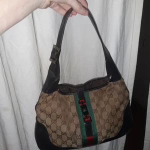 Gucci Jackie Hobo small 1961 - Säljer nu min fina klassiska Jackie hobo Gucci. Den är i bra skick med lite skavanker, skickar bild vid intresse! Äkta men har inget kvitto. Äkthet kan lätt kollas upp på olika sidor eller i affärer. 