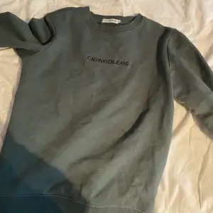 Säljer min sweatshirt från calvin klein 