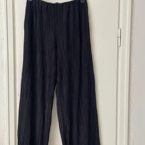 Plisserade byxor & Other Stories strlk 34 - Jättefina plisserade byxor från Stories! Passar en 34-36 ev 38! 