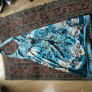 Öpen rygg summer klänning  - I mycket bra skick och passar till allt och till vet som helst Blair lång eller kort.bra till straden.Finns fler bilder 