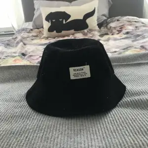 En svart urban outfitters bucket hat som jag köpte för några år sedan. Gissar på att den inte finns på hemsidan längre. Den är i lite ribbat material som jag just nu inte minns vad det heter. Onesize. 