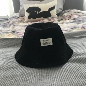 Urban Outfitters Bucket Hat - En svart urban outfitters bucket hat som jag köpte för några år sedan. Gissar på att den inte finns på hemsidan längre. Den är i lite ribbat material som jag just nu inte minns vad det heter. Onesize. 