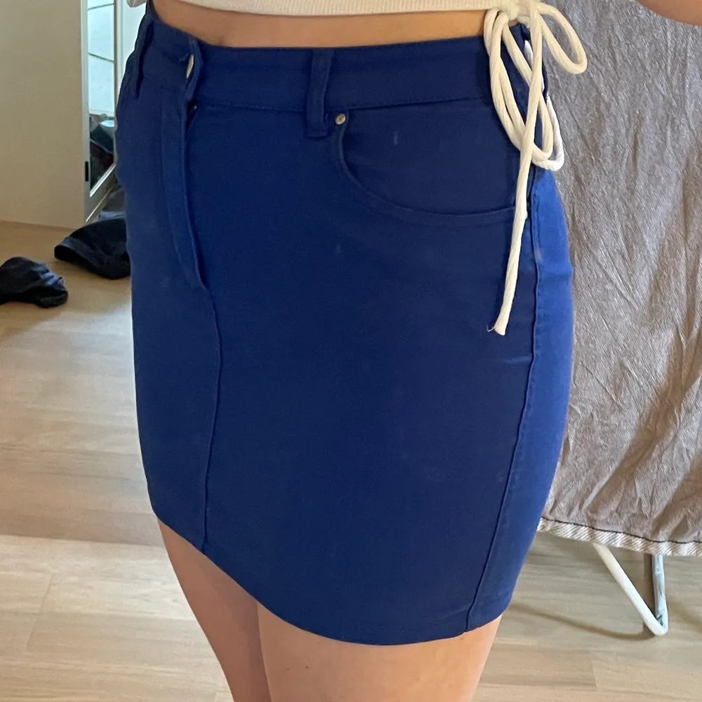 Super cool blå kjol perfekt till sommaren! Sparsamt använd. Säljs då den inte kommer till användning. (Fläckarna på bilderna är på spegeln inte kjolen) Storlek 36 :) . Hameet.