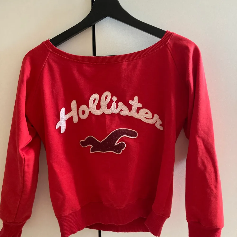 En super fin Hollister tjocktröja! Med en större urringning i storlek S💓. Hoodies.