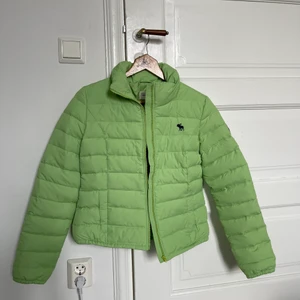 Abercrombie & Fitch jacka - Jag säljer en oanvänd grön Ambercrombie & Fitch jacka då denna aldrig har kommit till användning. Det står att det är storlek L men den motsvarar XS.