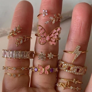 SMYCKEN - OBS BILDEN ÄR ETT EXEMPEL!! Håll utkik på hemsidan!Celestedetails.com - vi säljer massor av trendig snygga smycken! Allt från ringar till hårklämmor 🤩