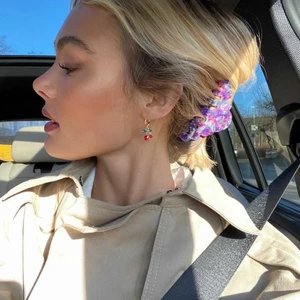 Cherry earrings  - Sofi anckarman bär våra Cherry Huggies! Finns på celestedetails.com ❤️