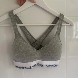 Calvin klein bh - Säljer denna bh toppen från Calvin klein använd ett fåtal gånger och i bra skick, strl s.❤️ nypris 499kr