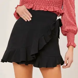Jättefin svart boho kjol. Med russet på sidan som är knyt bar. Och det är dragkedja på sidan men den syns ej.