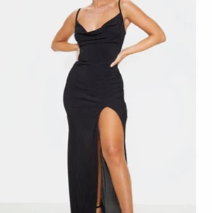 Klänning från prettylittlething - Helt ny klänning med lapp fortfarande på. Sitter jättefint på och hade passat perfekt till bal eller liknande. Storlek: uk: 8, eu: 36