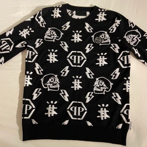Philipp Plein  - Philipp Plein tröja i storlek XL. Tröjan passar även personer i mindre storlek. Jag själv brukar använda M och denna testade jag att vika in när jag provade den och det blev väldigt snyggt! Tröjan är använd endast en gång så Cond är 9,5-10/10 (som helt ny)           Tröjan är väldigt ovanlig (rare) och har ett nypris på 8799:-