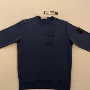 Stone Island tröja  - Stone Island tröja. Storlek M. Cond 10/10 helt ny! Nypris 2599:-