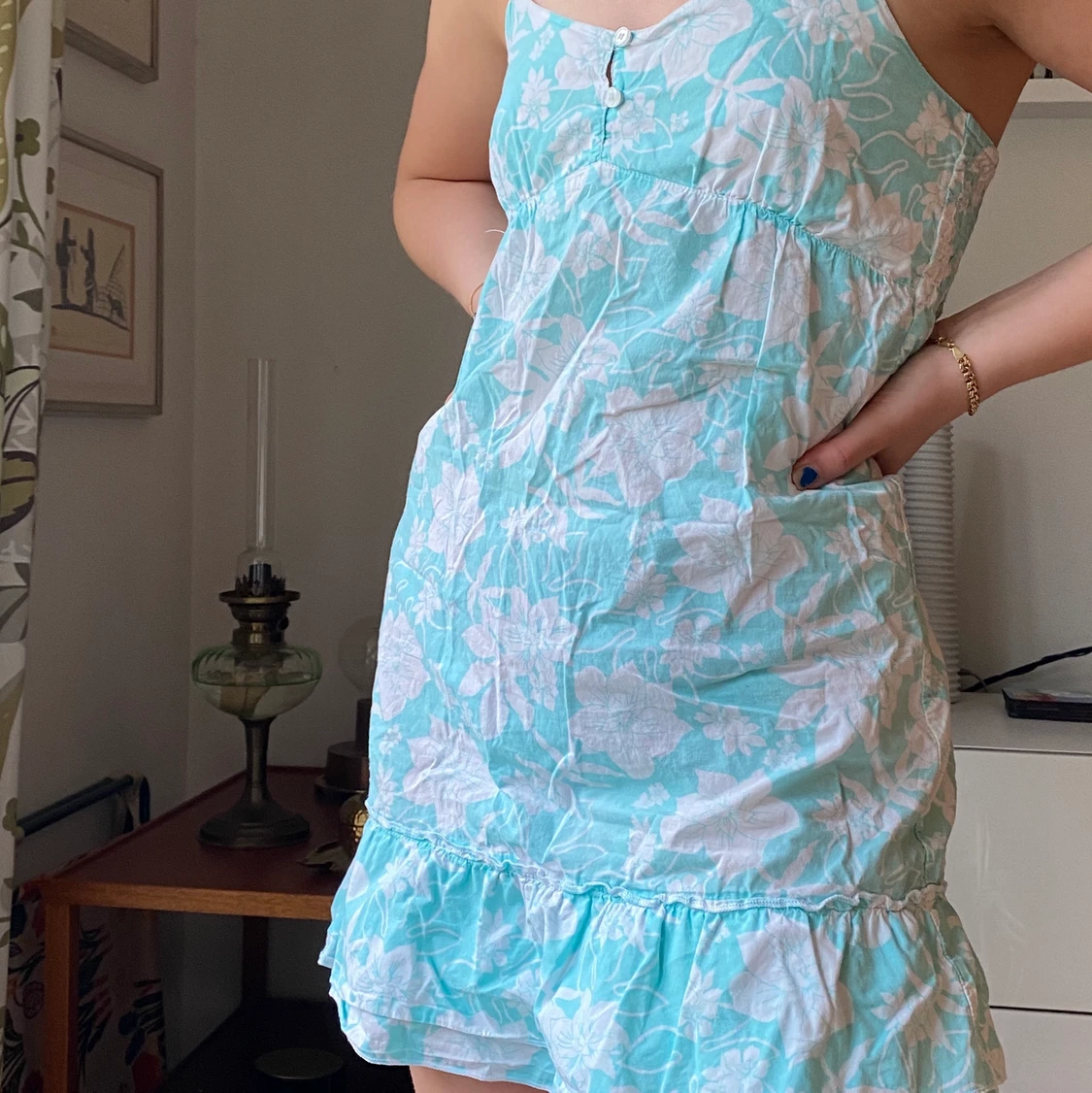 Ljusblå klänning med vita blommor 🌸