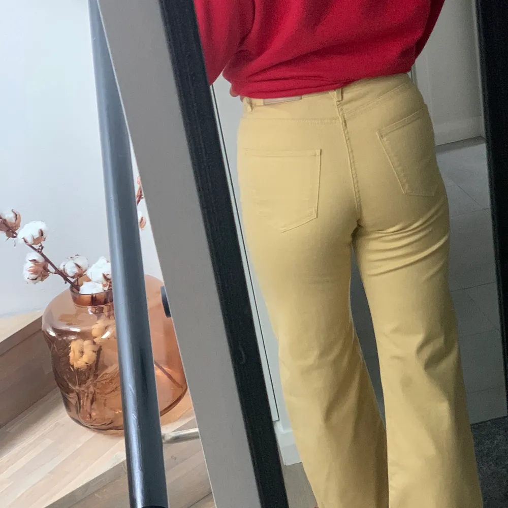 gula byxor från carin wester 💛. Jeans & Byxor.