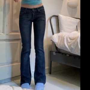 7 jeans 💗💗💗 - MÅNGA INTRESSERADE JUST NU! - buda gärna ❤️❤️7 - for all mankind lågmidjade bootcut jeans i mörk tvätt, köpta secondhand men de köptes nog först under mitten av 00-talet. perfekt skick! frågor om mått osv. och fler bilder välkomnas! ❤️ Jag på bilden är 165 cm lång!