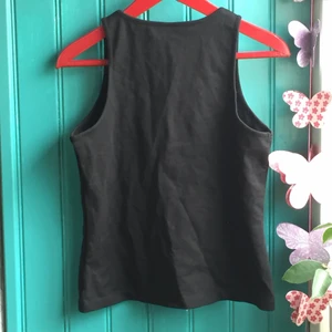 Mjuk enkel topp! - En svart topp som nästan är oanvänd! Säljer pga för stor för mig som brukar ha S/M. (Frakten är antingen 24kr eller 45kr beroende på)