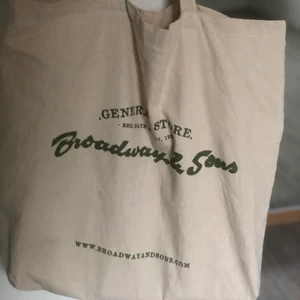 Tygpåse - Tygpåse från broadway. Jättefin och endast använd en gång. Köparen står för frakt❤️