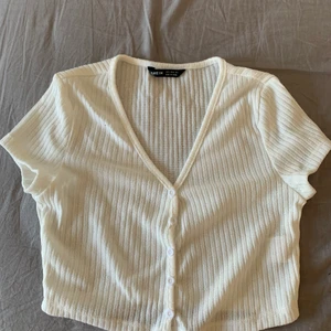 Sommar topp med knappar   - Fin sommar topp, väldigt mjukt och skönt material. Köpt på shein men den var tyvärr för liten. Köpt en till i större och bara älskar den. Storlek:S. Man står för frakten själv. 